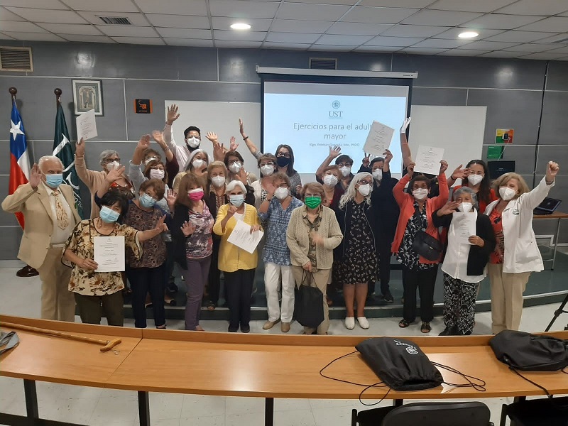 Personas Mayores participaron de Taller Envejeciendo Feliz en UST Santiago