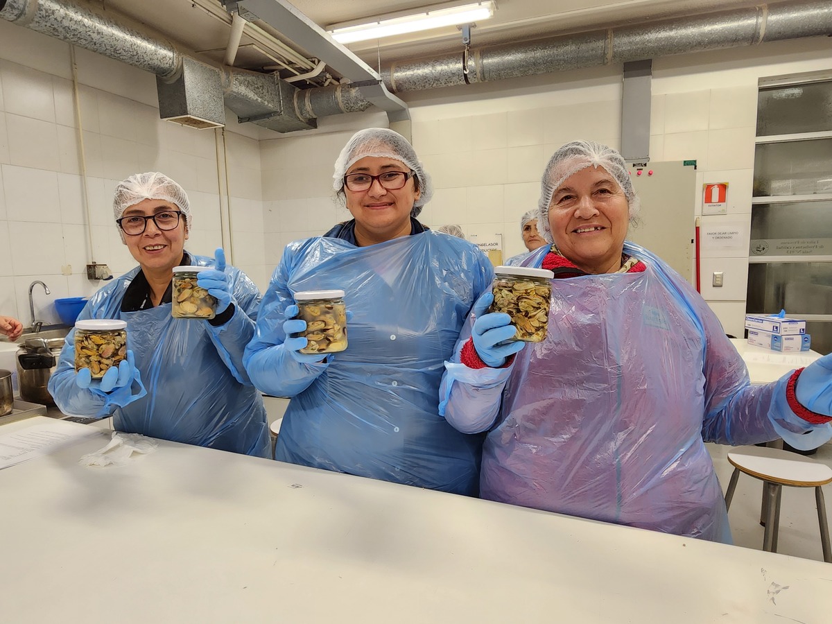 Emprendedores de Alerce se capacitaron en Conserva de Choritos en Santo Tomás Puerto Montt