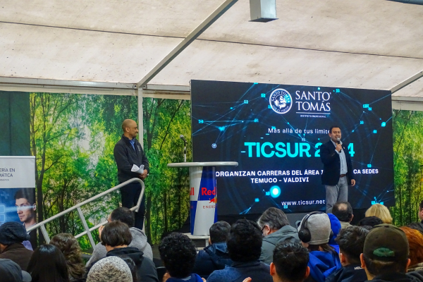 Estudiantes de Ingeniería en Informática de Valdivia participaron del TICSUR 2024