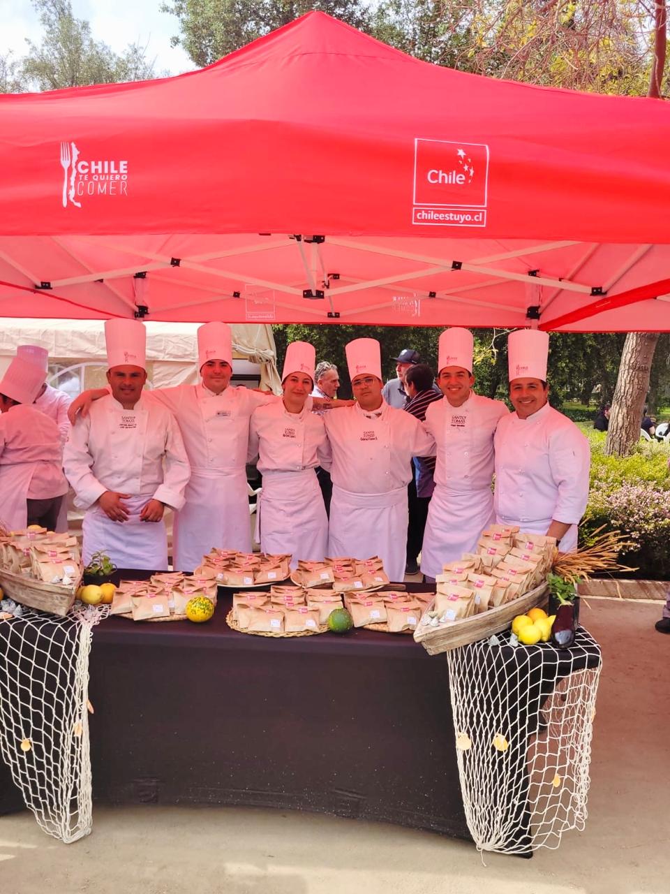 Estudiantes de gastronomía del CFT Santiago Centro celebran el Día Internacional del Turismo con un "escabeche pampino"