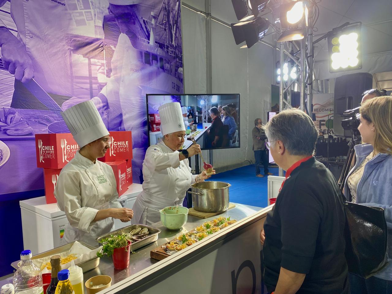 Docentes de gastronomía de la sede Santiago Centro realizan clase magistral en Feria Internacional Food and Service