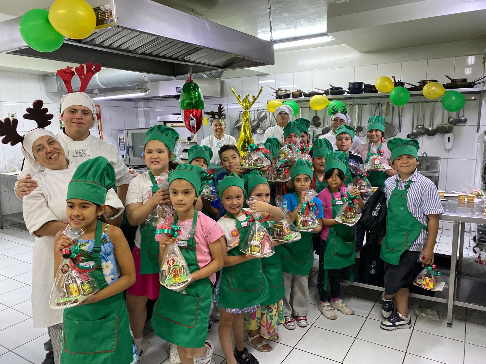 Taller de Navidad: Una tarde mágica de repostería en el IP-CFT Santo Tomás Santiago Centro